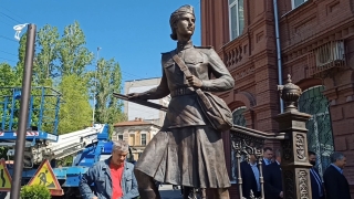 В Саратове открылся памятник военной медсестре