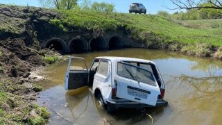 Под Красноармейском пожилой водитель опрокинул "Ниву" в кювет