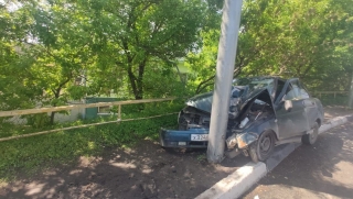 На саратовском мосту "десятка" врезалась в столб