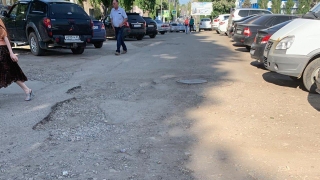 "Грязь, мусор, разбитые дороги". Горожане возмущены состоянием центра Саратова