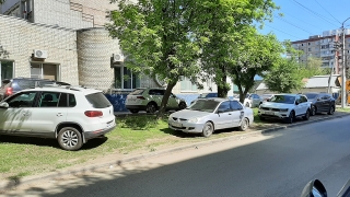 Саратовцы возмущены стихийной парковкой на газоне
