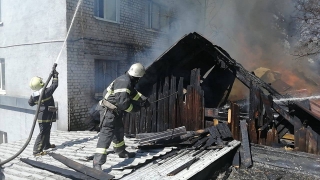 В центре Саратова работают 12 пожарных расчетов. Жильцов 4-этажки эвакуировали