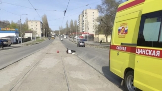 Подросток на мотоцикле сбил женщину. Полиция ищет свидетелей