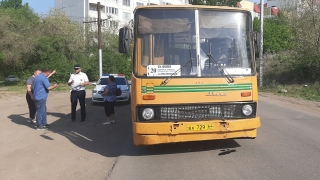 На проспекте Энтузиастов из автобуса госпитализировали упавшую женщину