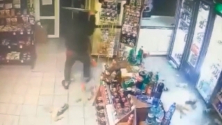 В Саратове вооруженный мужчина устроил погром в пивном магазине
