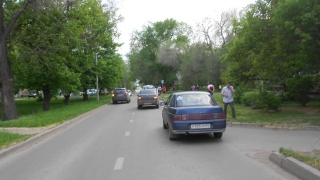 В Энгельсе девочка перебегала дорогу и попала под колеса "Гранты"