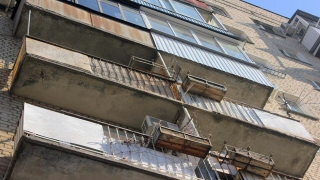 В Саратове при падении с высоты погиб молодой мужчина