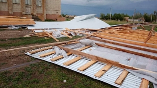Ночной ураган сорвал новую крышу ДК в саратовском селе