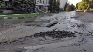 Коммунальная авария привела к потопу и разрушению дороги у театра