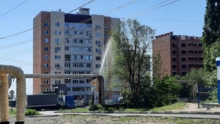 На Весенней из теплотрассы бьет фонтан кипятка