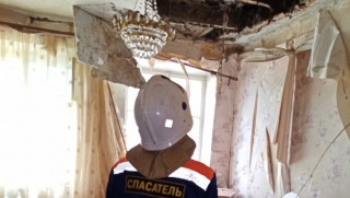 В городской квартире потолок обрушился на диван. Выезжали спасатели