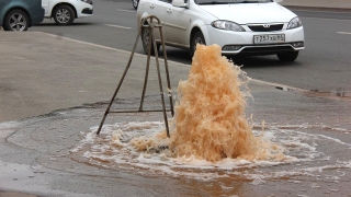 В Саратове вход в областное правительство заливает водой