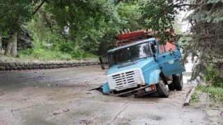 "Запах и потоп". На 2-й Дачной провалился мусоровоз
