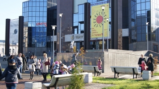 Школьные классы могут ходить в театры, возобновляются экскурсии