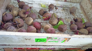 "Цены зашибись!" Саратовцы возмущены свеклой по 130 рублей