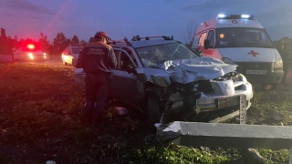 В Энгельсе "Мицубиси" затормозил в столб. Двое в больнице