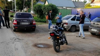 За день двое детей попали под колеса машины и мотоцикла