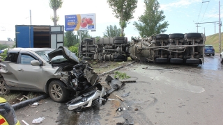 Водитель фуры спровоцировал массовую аварию на шлюзовом мосту
