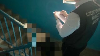 В подъезде энгельсского дома нашли труп женщины