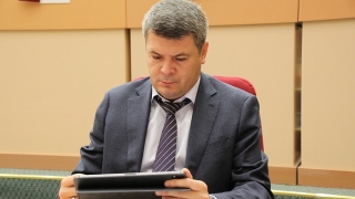 "Возьмете бутылку и обсудите". Депутаты дали советы министру Славутину
