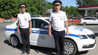 Сотрудники ДПС помогли отвезти в больницу истекающего кровью ребенка
