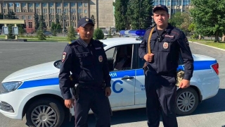 На Театральной площади девушка упала со скейтборда и ударилась головой