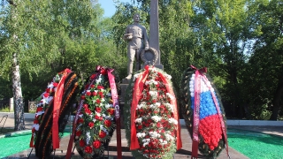 День памяти и скорби. К монументу на Воскресенском кладбище возложили цветы