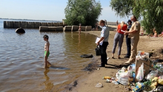 Сотрудники ГИМС пытались вразумить отдыхающих на бетонке и под мостом