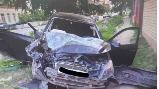 Иномарка въехала в металлические ворота. Двое в больнице