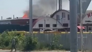 Под Саратовом пожарные тушат баню