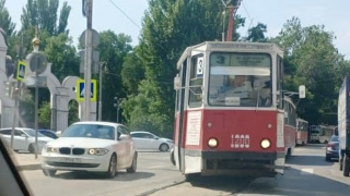 Сошел с рельсов. В Саратове прервано движение трамваев четырех маршрутов