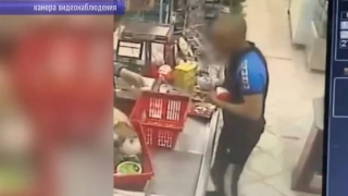 Молодой саратовец с помощью чужой карты купил продукты и цветы. Видео