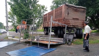 Прицеп грузовика снес автобусную остановку