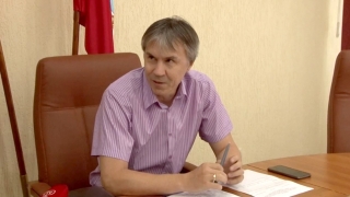 "Дорожный контролер" Рогожин избегает вопросов о ремонте тротуаров в Саратове