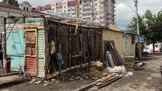 Приставы убедили предпринимательницу снести незаконные ларьки