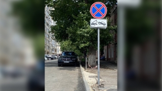 "Стиль" парковки водителя BMW в центре Саратова возмутил читателей
