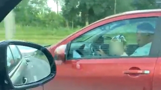 Саратовец посадил ребенка за руль на оживленной трассе. Видео