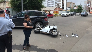 "Мерседес" и мотоцикл не поделили дорогу в центре Энгельса