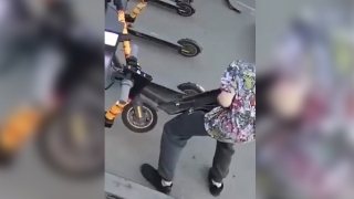 В четыре утра саратовец украл два самоката с пешеходной Волжской