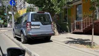 Автохам припарковал "Land Rover" на тротуаре по улице Рахова
