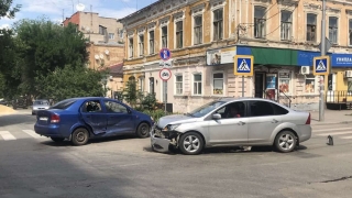 В центре Саратова столкнулись "Форд" и "Шевроле". Пострадал 6-летний мальчик
