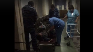 В энгельсской больнице бездомного положили на пол. Главврач принес извинения