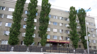 Женщина выпала из окна пятого этажа саратовской больницы и погибла