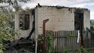 Под Татищевом пожарные тушили дачу