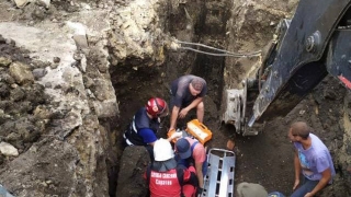 На Огородной рабочего засыпало в траншее. Его вытащили спасатели