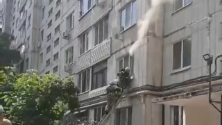Пятилетние девочки стояли на балконе. Пожарные спасли детей из квартиры на Технической