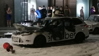 На Вольской автомобиль такси "Uber" превратился в факел