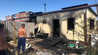 Два пожарных расчета тушили баню и сарай