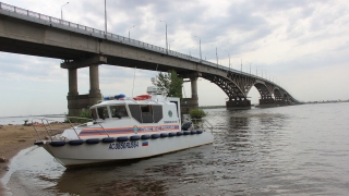 Сотрудники ГИМС спасли упавшую с моста Саратов - Энгельс женщину