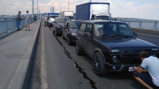 "Паровозик" из пяти машин затормозил движение по мосту Саратов-Энгельс